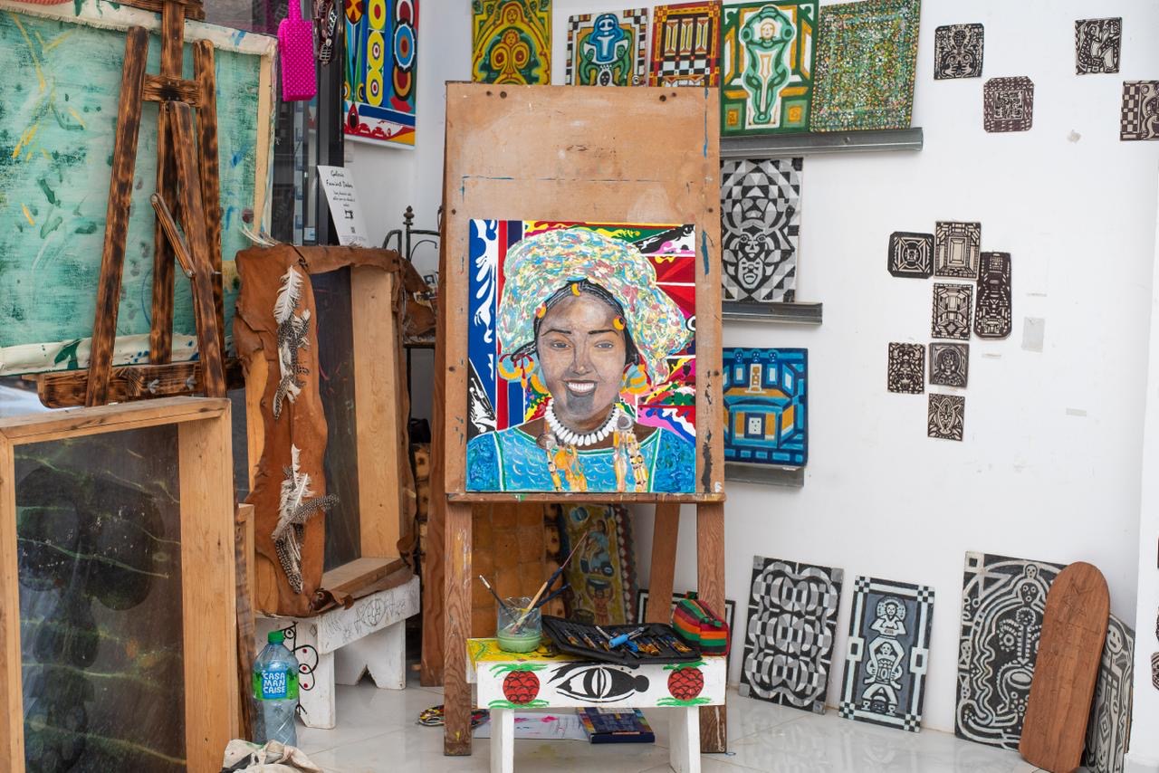 Détail d'une œuvre colorée dans l'atelier