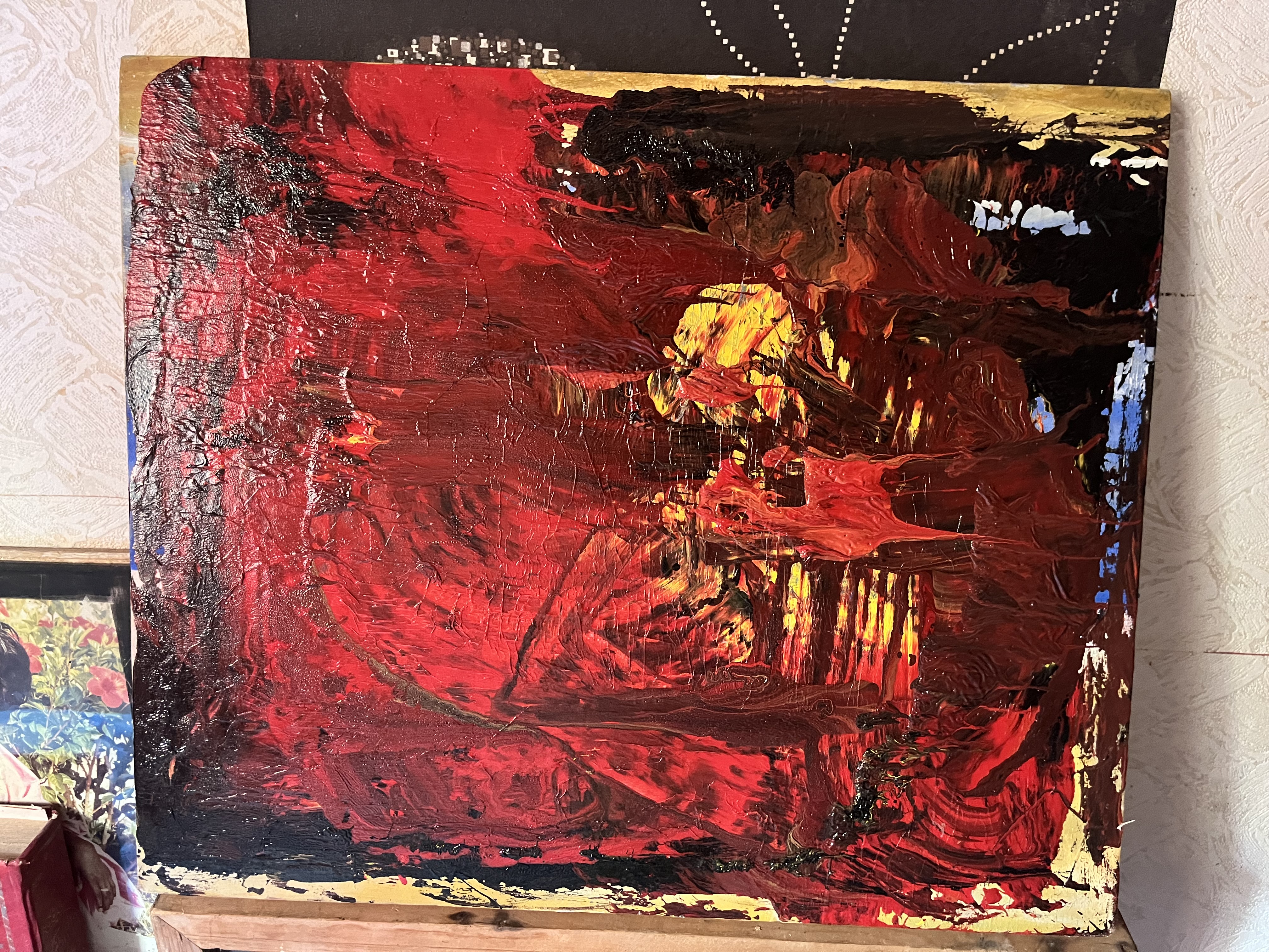 Vague rouge | — Masse rouge travaillée au couteau, éclats jaunes